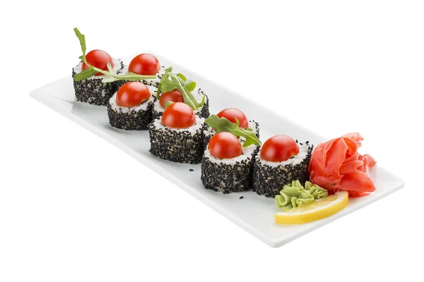 Rollo de sushi con tomates y rúcula. Plato vegetariano. Sobre fondo blanco . —  Fotos de Stock