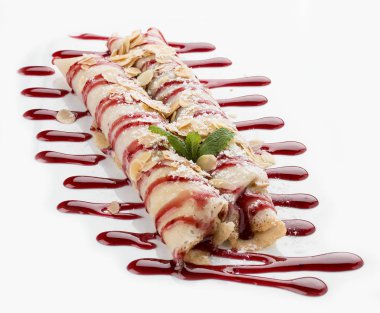 Kiraz ve çilek ile irmik ile Krep. Vegetaria