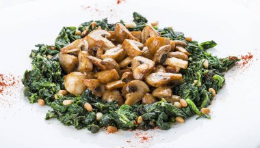 Ispanak kremalı kızarmış mantar. Vejetaryen yemek. Beyaz üzerinde