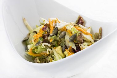 Tohumlu ve avokadolu kabak salatası. Vejetaryen yemek. Beyaz üzerinde