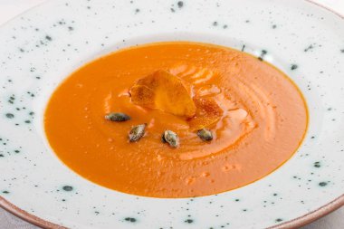 Balkabağı kremalı çorbası. Vejetaryen yemek. Beyaz arka planda.