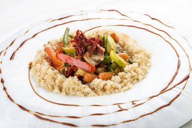 Kuskus ile hindistan cevizi sütü wok sebze. Vejetaryen yemek. O