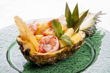 Pirinç ve Kraliyet karidesi ile doldurulmuş ananas kes. Beyaz sırt