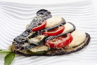 Beyaz arka plan üzerinde baharatlı sos ile ızgara sebze