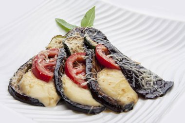 Beyaz arka plan üzerinde baharatlı sos ile ızgara sebze