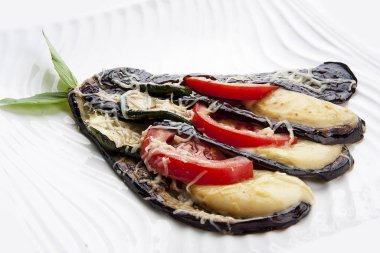 Beyaz arka plan üzerinde baharatlı sos ile ızgara sebze