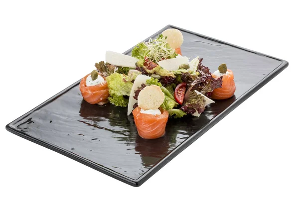 Rolos de salmão defumado com salada. No fundo branco . — Fotografia de Stock