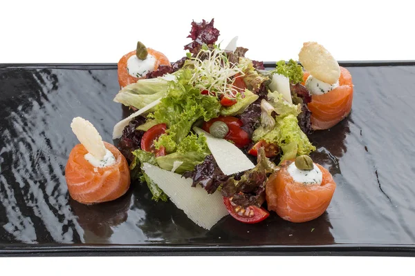 Rouleaux de saumon fumé avec salade. Sur fond blanc . — Photo