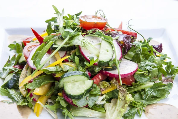 Ensalada con verduras frescas de primavera sobre un fondo blanco . —  Fotos de Stock