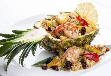 Pirinç ve Kraliyet karidesi ile doldurulmuş ananas kes. Beyaz sırt
