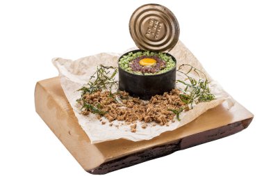 Arpa ve Parmesan peynirli dana tartar. Orijinal presen