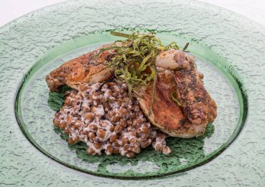 Tavuk Tapaka (tabaka, tütün) buğday risotto ile. Beyaz ba üzerinde