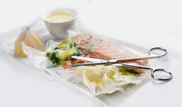 Lachs gekocht sous vide mit Gemüse auf weißem Hintergrund — Stockfoto