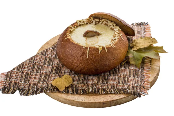 Sopa de cogumelos em uma panela de pão. No fundo branco . — Fotografia de Stock