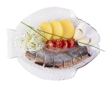 Haşlanmış patates ve soğan ile ringa balığı. Beyaz arka planda