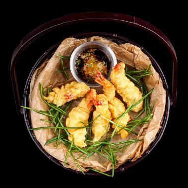 Kaplan karidesleri meyilli. Ebi tempura karanlık arka plan üzerinde