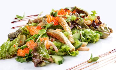 Beyaz arka planda somon göbeği ve tobiko havyar salatası