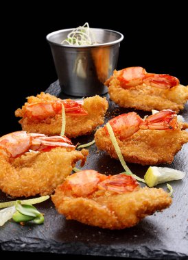 Kaplan karidesleri meyilli. Koyu bac baharatlı sos ile Ebi tempura