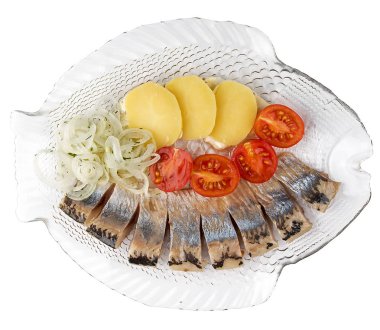 Haşlanmış patates ve soğan ile ringa balığı. Beyaz arka planda