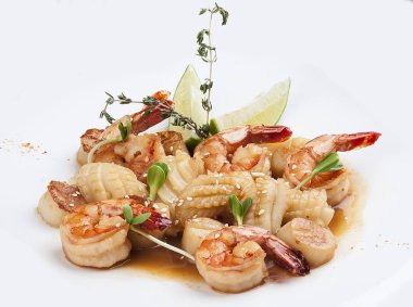 Teriyaki soslu tarak, kalamar ve karides. Beyaz bir backgro üzerinde