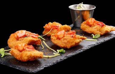 Kaplan karidesleri meyilli. Koyu bac baharatlı sos ile Ebi tempura