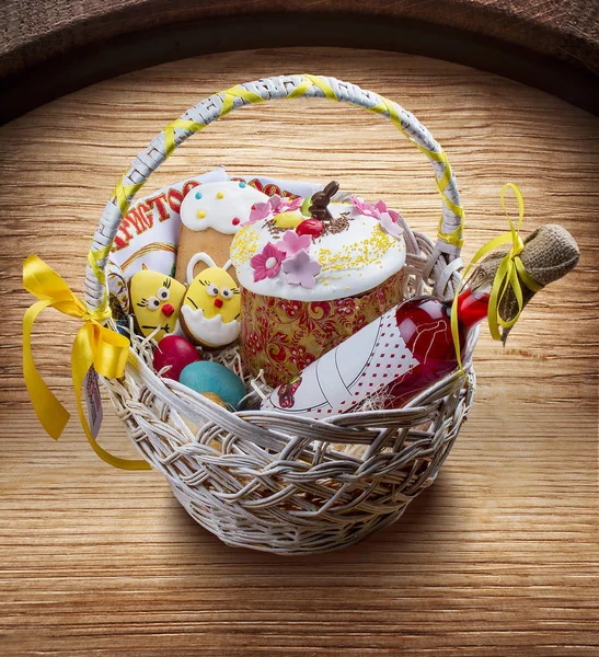 Easter basket with traditional easter cake kulich Ukrainian styl — Stock Photo, Image