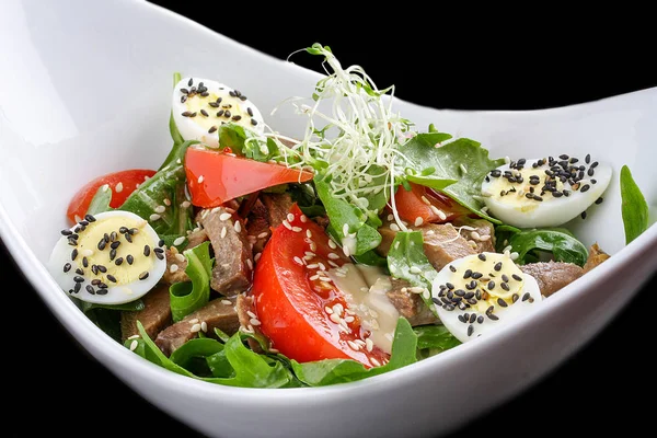 Saláta sült saláta kitûnõ és a marha-nyelv, a paradicsom és a tojás — Stock Fotó