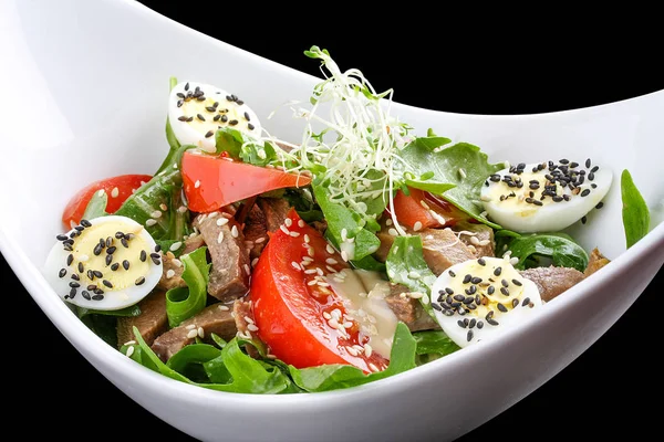 Salat mit Rucola und Rinderzunge, mit Tomaten und Ei — Stockfoto