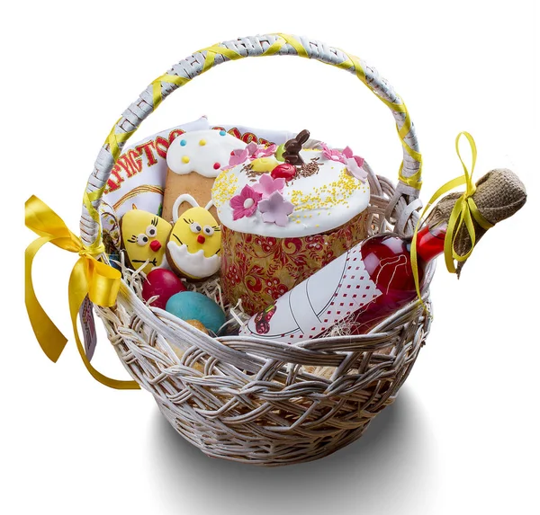 Easter basket with traditional easter cake kulich Ukrainian styl — Stock Photo, Image