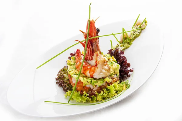 Beyaz arka planda Kraliyet karides ve avokado ile Salata