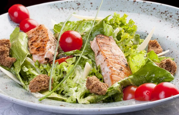 Ensalada César con salmón. —  Fotos de Stock