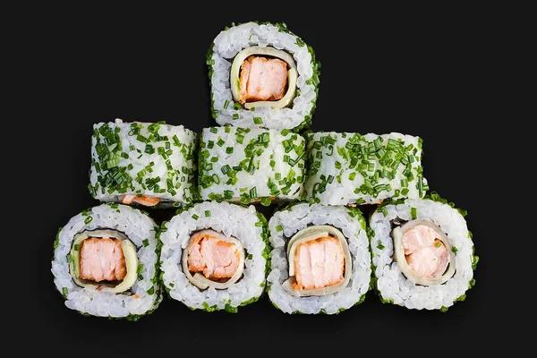 Rotolo di sushi con salmone arrosto e cetriolo. Vista dall'alto sul buio ba — Foto Stock