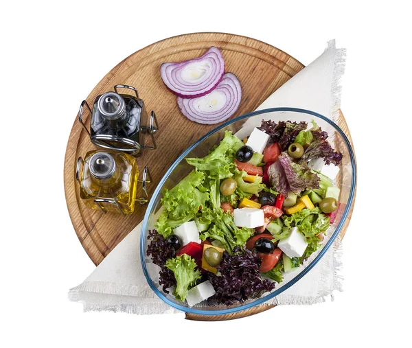 Греческий салат на круглой деревянной доске. Вид с вершины. На w — стоковое фото