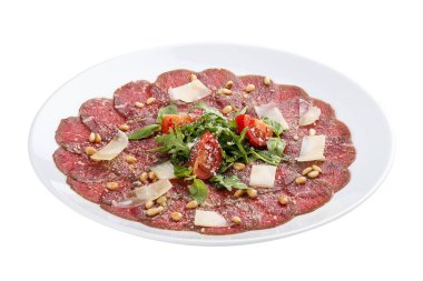 Parmesan peynirli ton balığı carpaccio. Beyaz arka planda