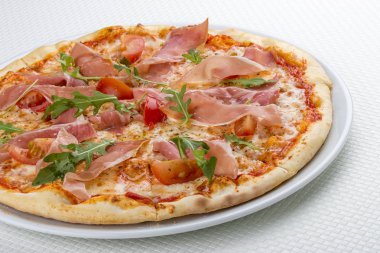 Prosciutto ve arugula ile pizza. Beyaz arka planda