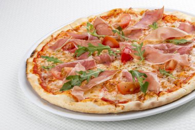 Prosciutto ve arugula ile pizza. Beyaz arka planda