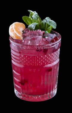 Karanlık bir arka planda orijinal kokteyller.