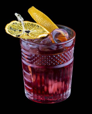 Karanlık bir arka planda orijinal kokteyller.