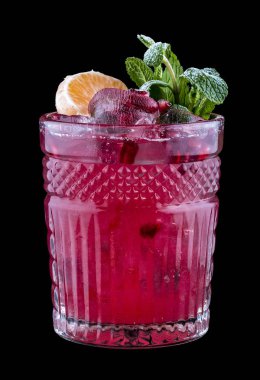 Karanlık bir arka planda orijinal kokteyller.