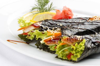 Beyaz bir arka plan üzerinde kızak ve sebze ile Temaki. Bir dolgu ile nori rulo