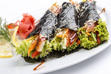 Beyaz bir arka plan üzerinde kızak ve sebze ile Temaki. Bir dolgu ile nori rulo