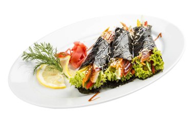Beyaz bir arka plan üzerinde kızak ve sebze ile Temaki. Bir dolgu ile nori rulo