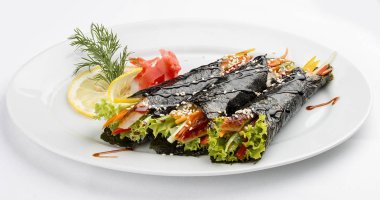 Beyaz bir arka plan üzerinde kızak ve sebze ile Temaki. Bir dolgu ile nori rulo