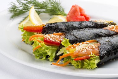 Beyaz arka planda somon ve sebze ile Temaki. Bir dolgu ile nori rulo