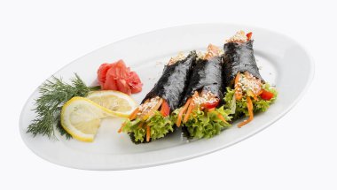 Beyaz arka planda somon ve sebze ile Temaki. Bir dolgu ile nori rulo