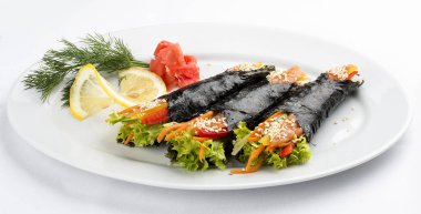 Beyaz arka planda somon ve sebze ile Temaki. Bir dolgu ile nori rulo