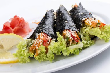 Beyaz arka planda sebzeli Temaki. Bir dolgu ile nori rulo