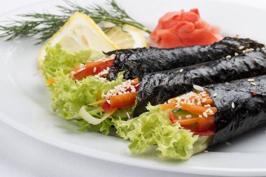 Beyaz arka planda sebzeli Temaki. Bir dolgu ile nori rulo