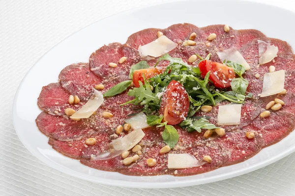 Parmesan peynirli ton balığı carpaccio. Beyaz arka planda