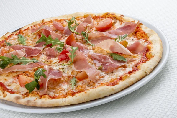 Pizza cu prosciutto și arugula. Pe fundal alb — Fotografie, imagine de stoc